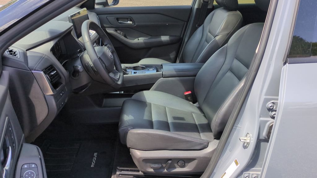 Used 2025 Nissan Rogue SL w/ Tech Package FWD image 10