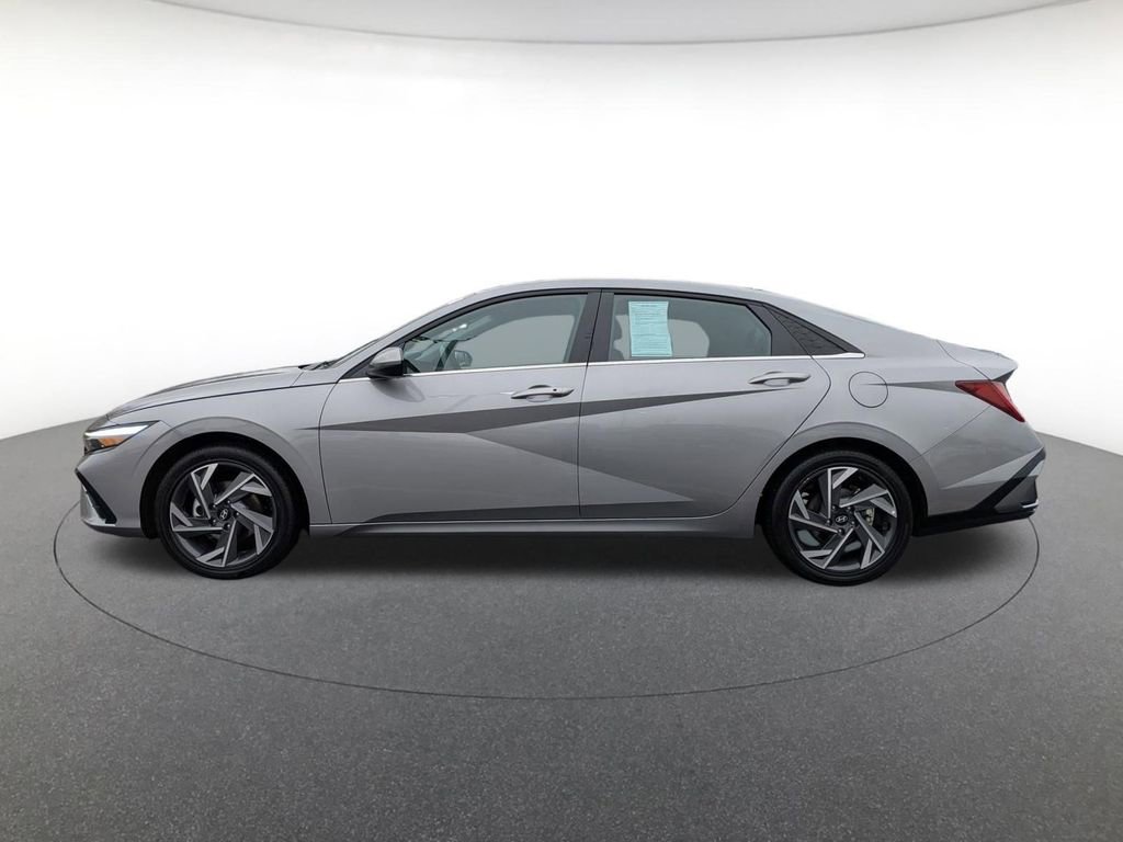 Used 2025 Hyundai Elantra SEL FWD image 8
