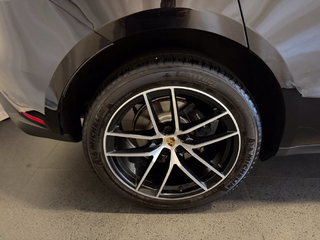 Certified 2023 Porsche Macan AWD/4WD image 12