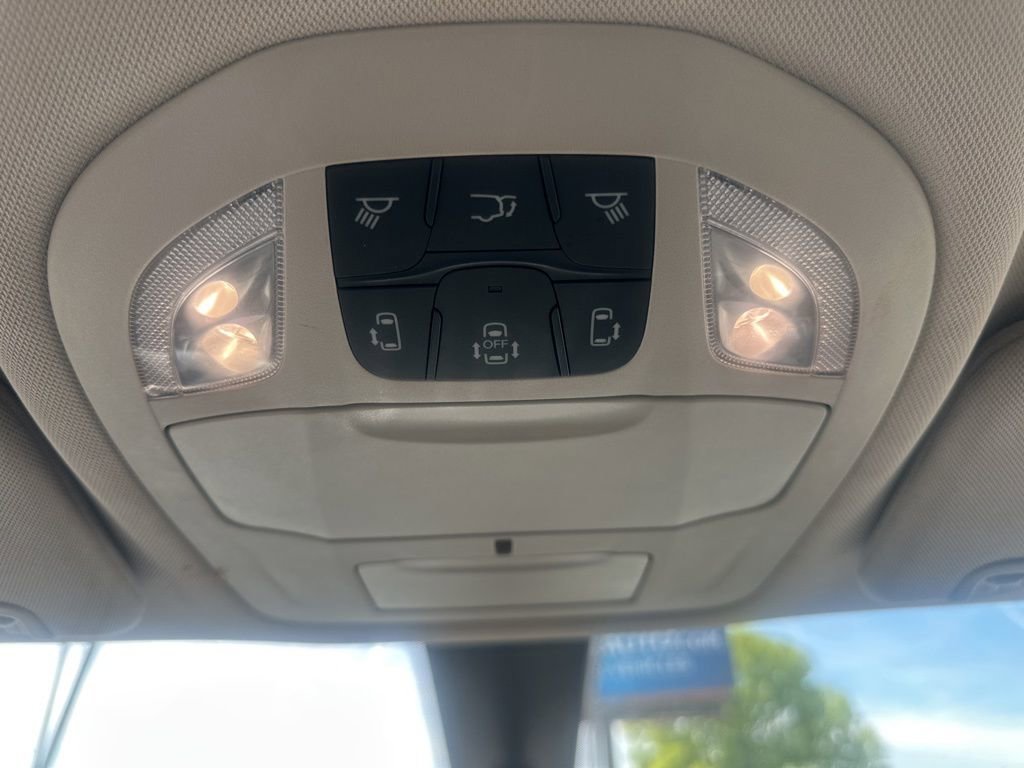 Used 2022 Chrysler Voyager LX image 23