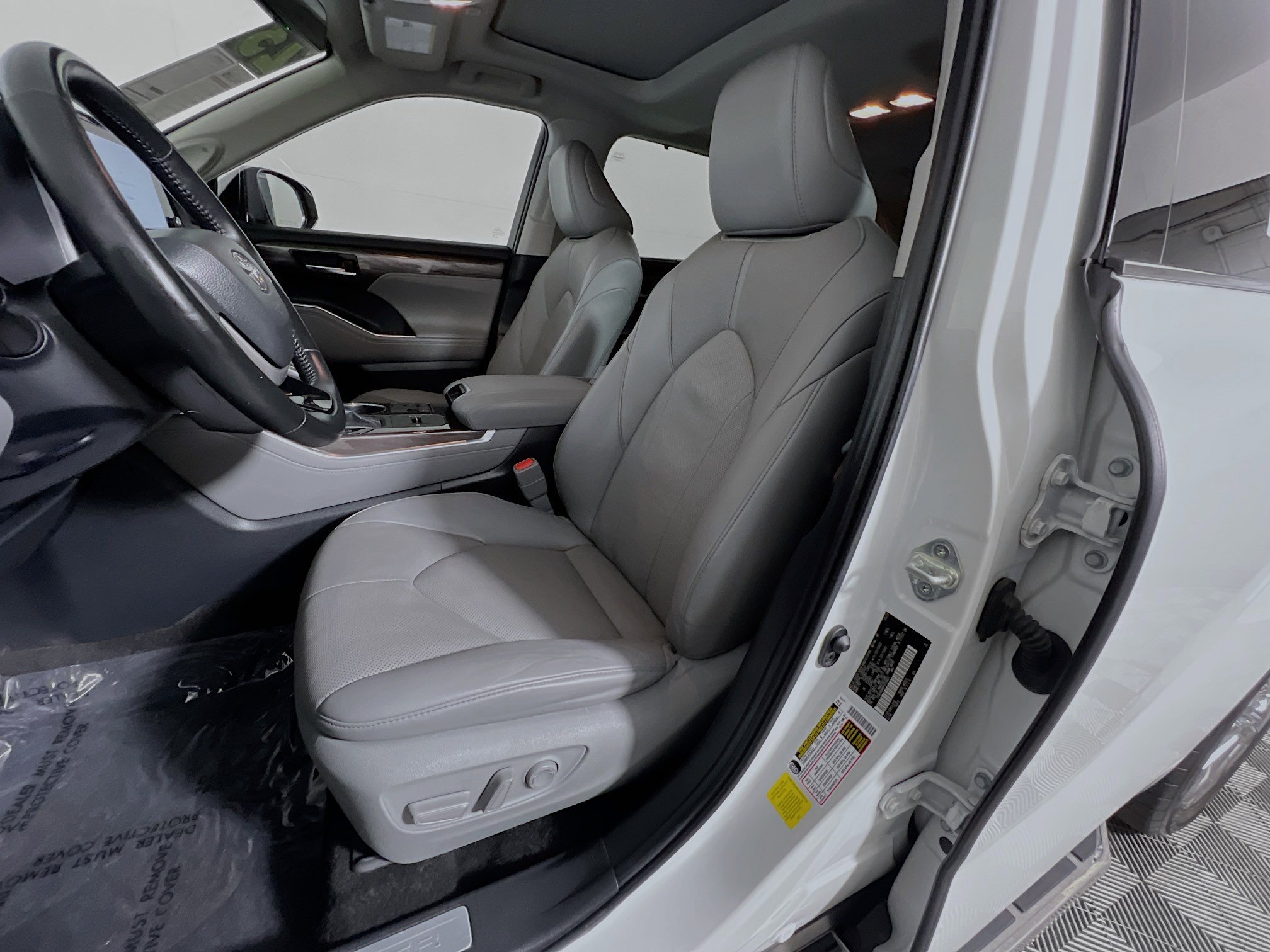 Used 2023 Toyota Highlander Limited FWD image 15