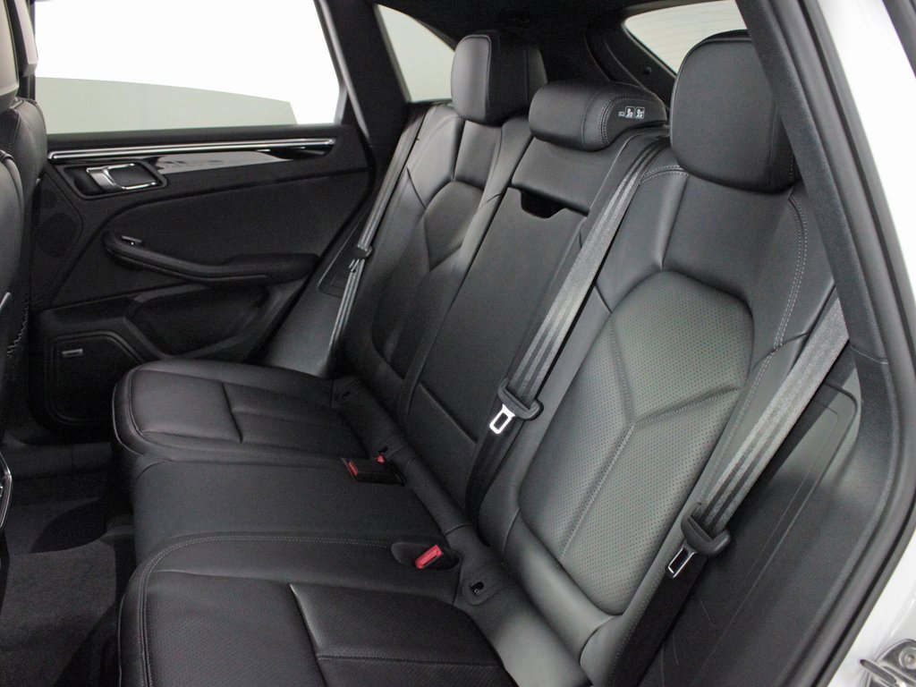 Used 2025 Porsche Macan image 36