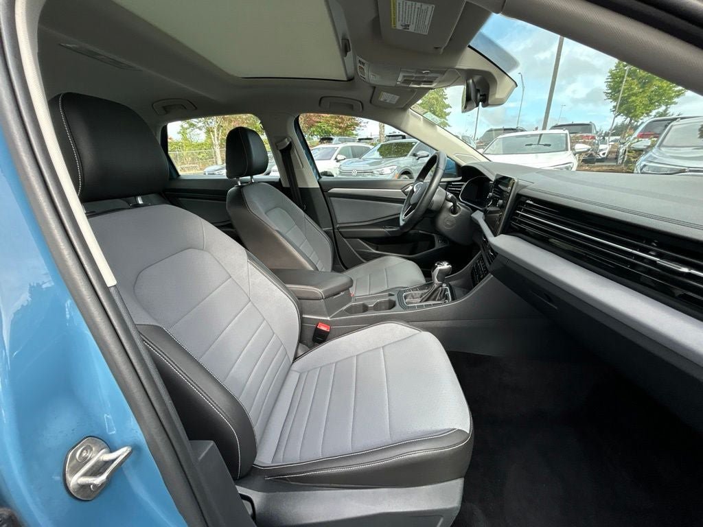 Used 2025 Volkswagen Jetta SE FWD image 11