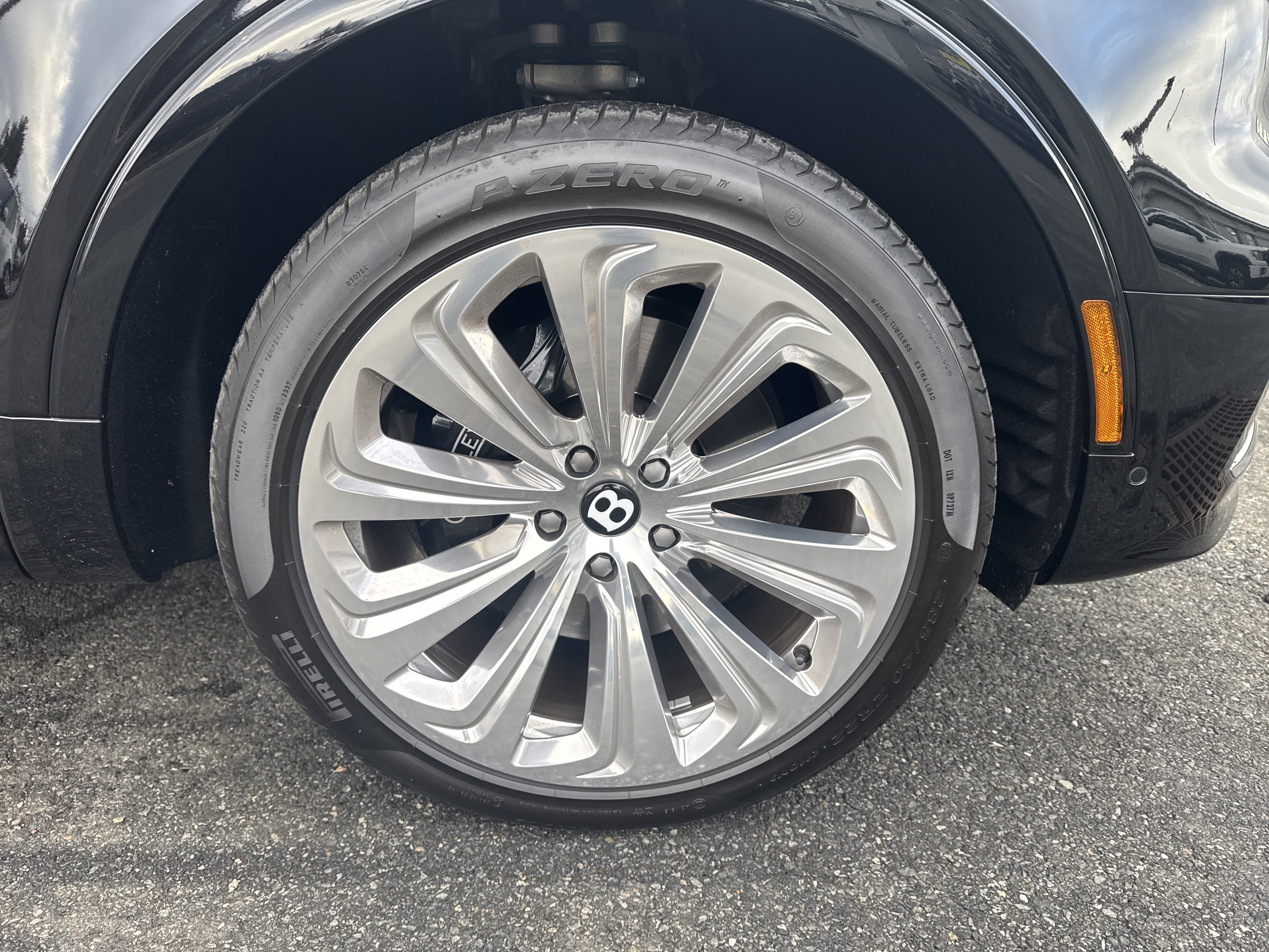 Used 2023 Bentley Bentayga Extended Wheelbase image 27