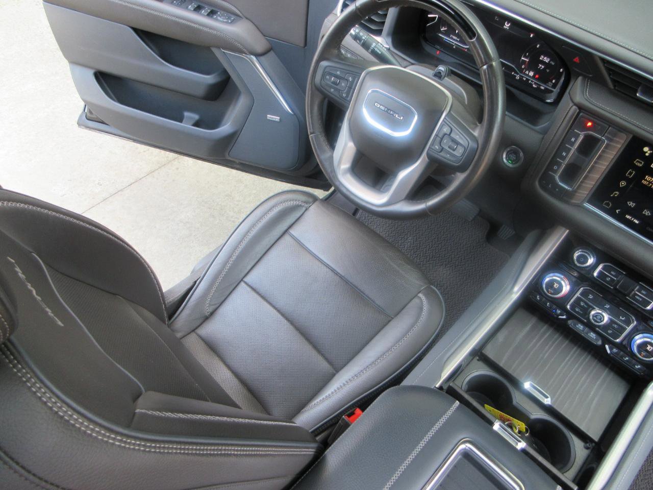 Used 2024 GMC Yukon Denali w/ Advanced Technology Package image 18