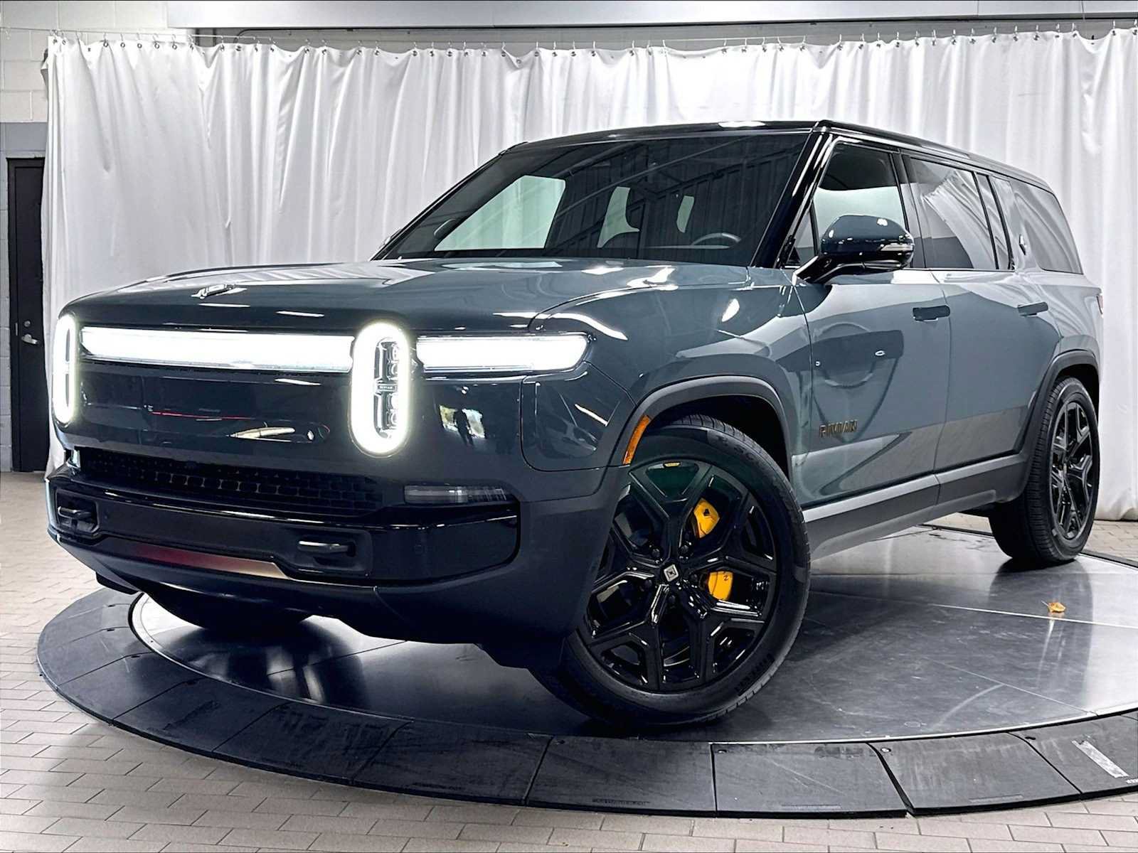 Used 2025 Rivian R1S Premium AWD/4WD video 1