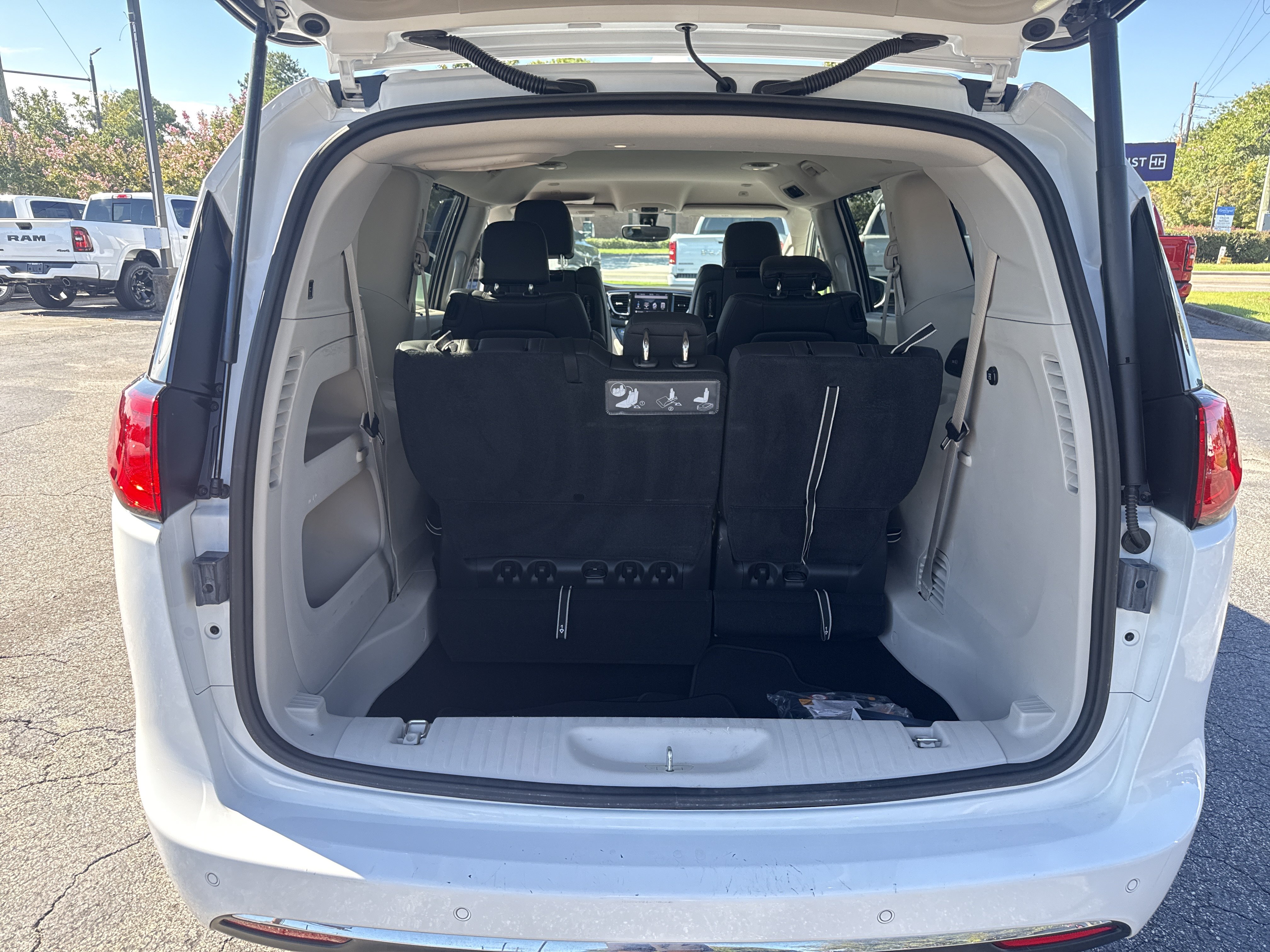 Used 2019 Chrysler Pacifica Touring-L Plus w/ Tire & Wheel Group FWD image 32
