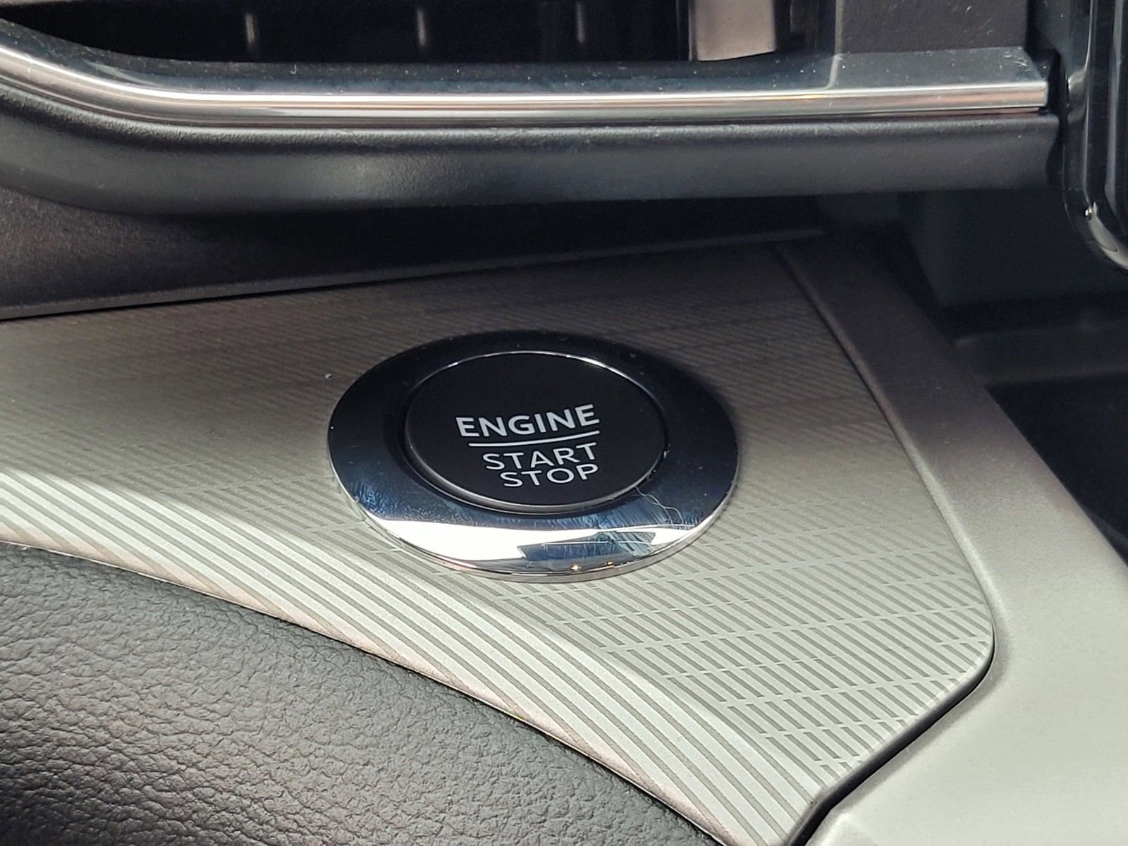 Used 2022 Ford Explorer XLT w/ Equipment Group 202A image 25