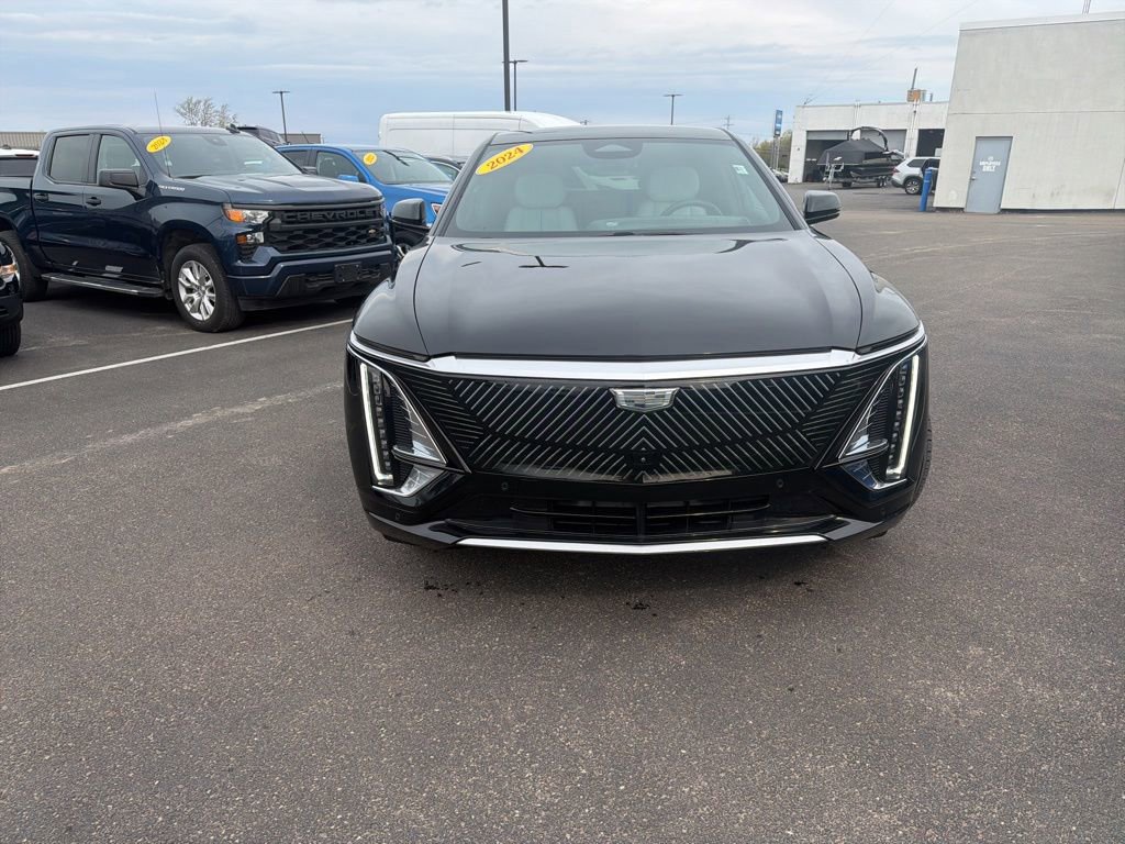 Used 2024 Cadillac Lyriq Luxury AWD/4WD image 2