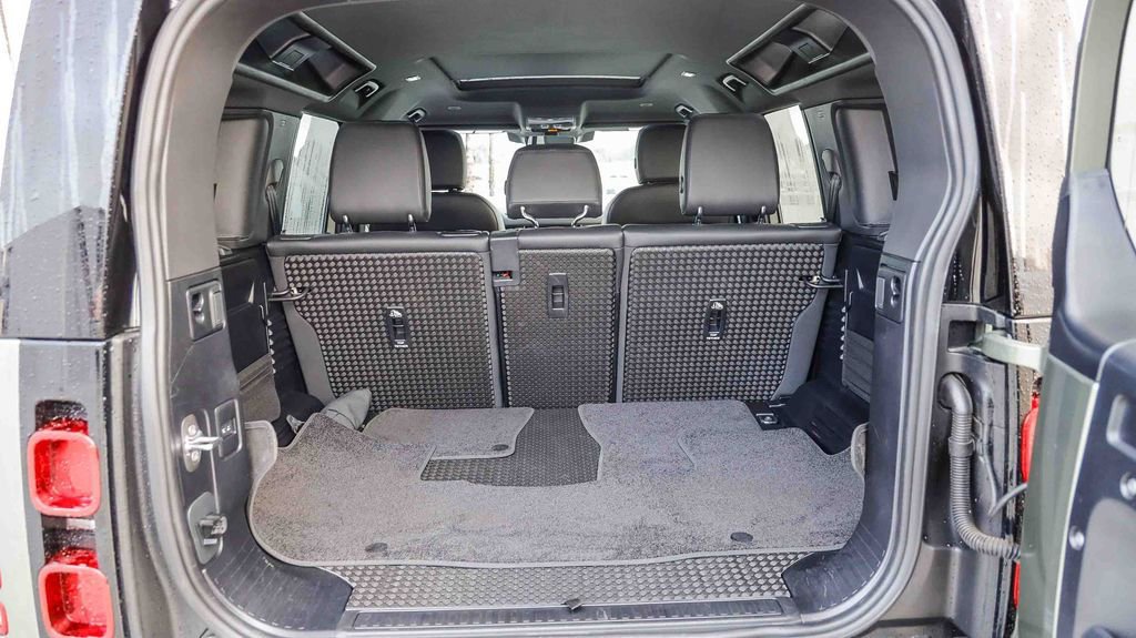 Used 2024 Land Rover Defender 110 S image 31