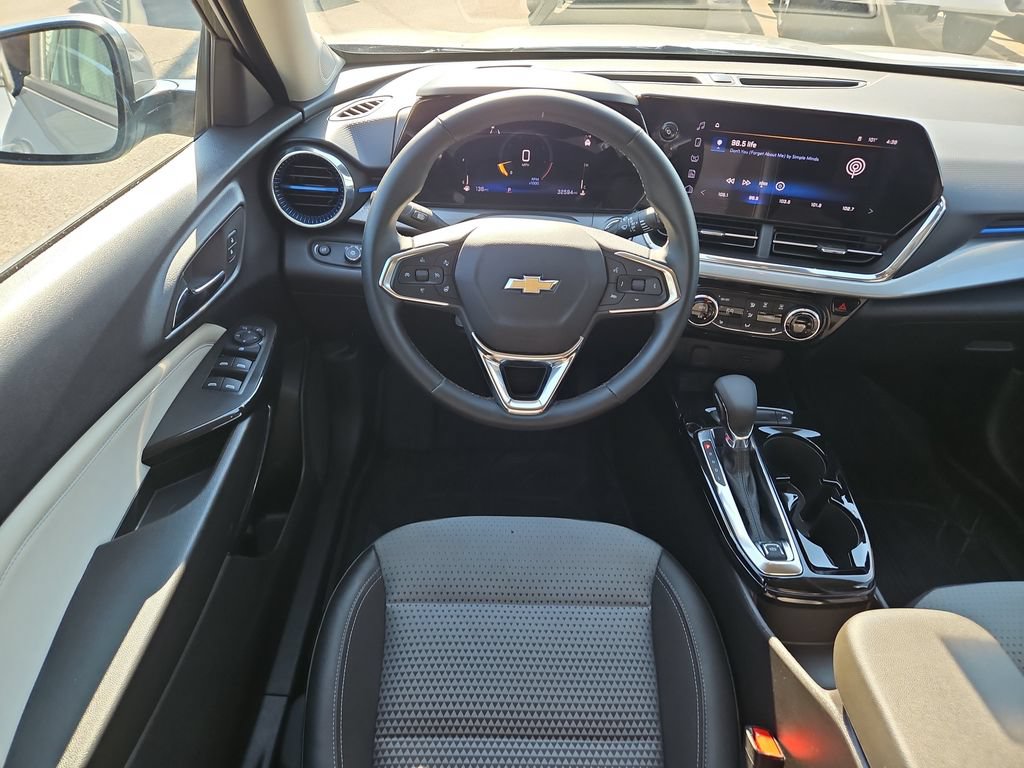 Used 2025 Chevrolet Trax LT w/ Driver Confidence Package FWD image 10