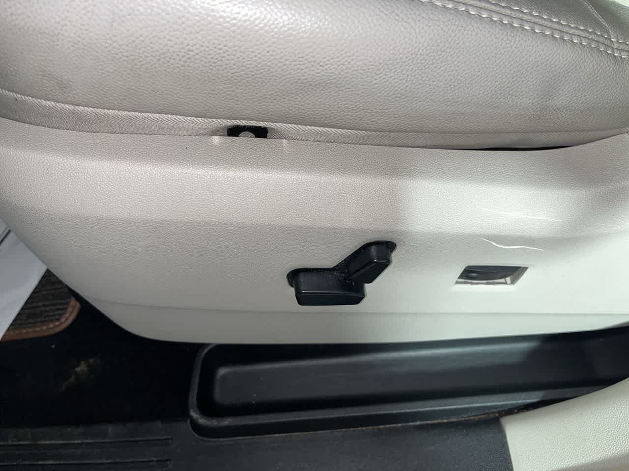 Used 2011 Chrysler Town & Country Touring-L w/ Entertainment Group #2 FWD image 14