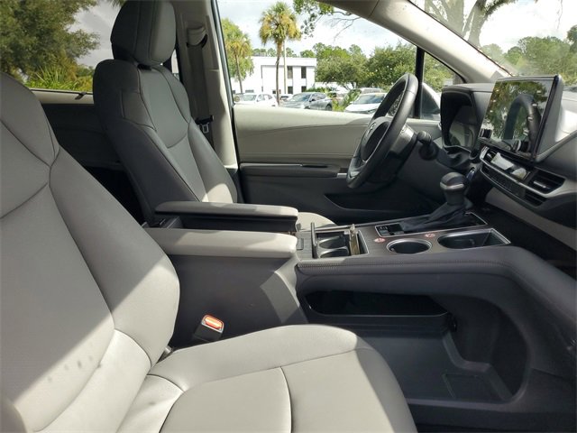 Used 2024 Toyota Sienna XLE image 34