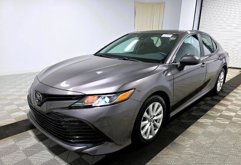 Used 2020 Toyota Camry LE image 3