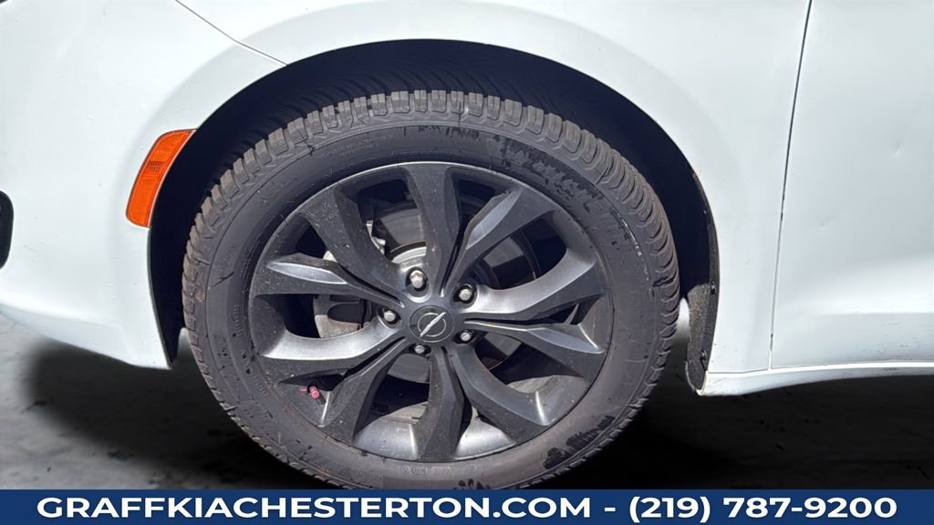 Used 2020 Chrysler Pacifica Touring-L w/ Premium Audio Group FWD image 39
