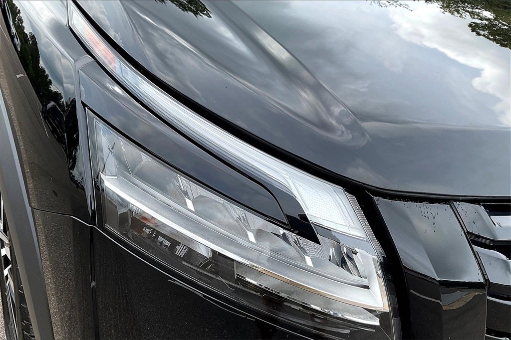 Used 2024 Nissan Pathfinder Platinum image 29