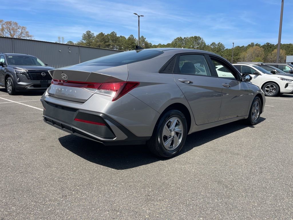 Used 2024 Hyundai Elantra SE image 5