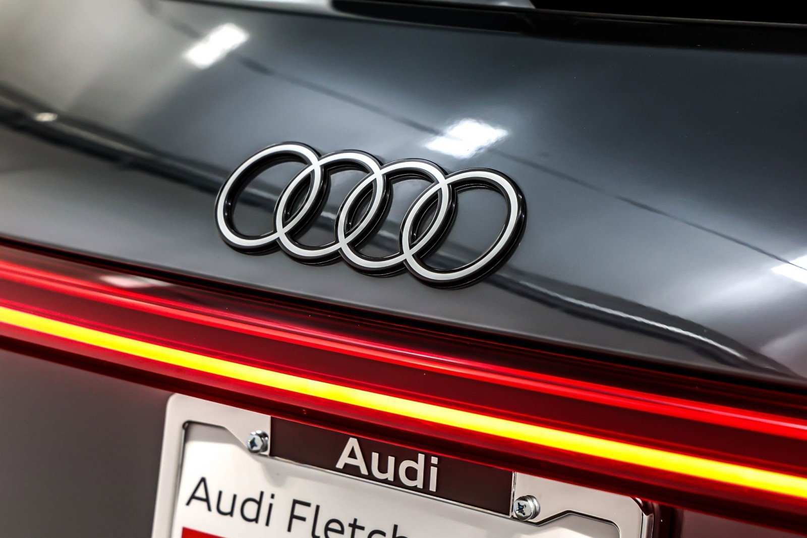 Used 2024 Audi Q8 e-tron Premium image 9