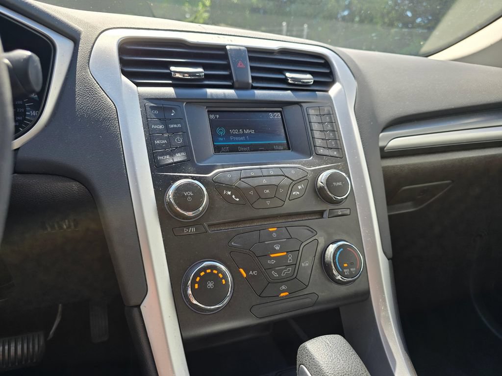 Used 2015 Ford Fusion SE FWD image 19