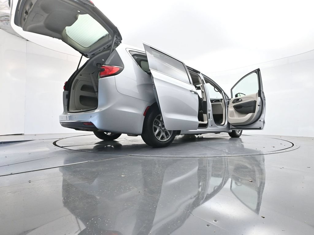 Used 2023 Chrysler Pacifica Touring-L FWD image 40