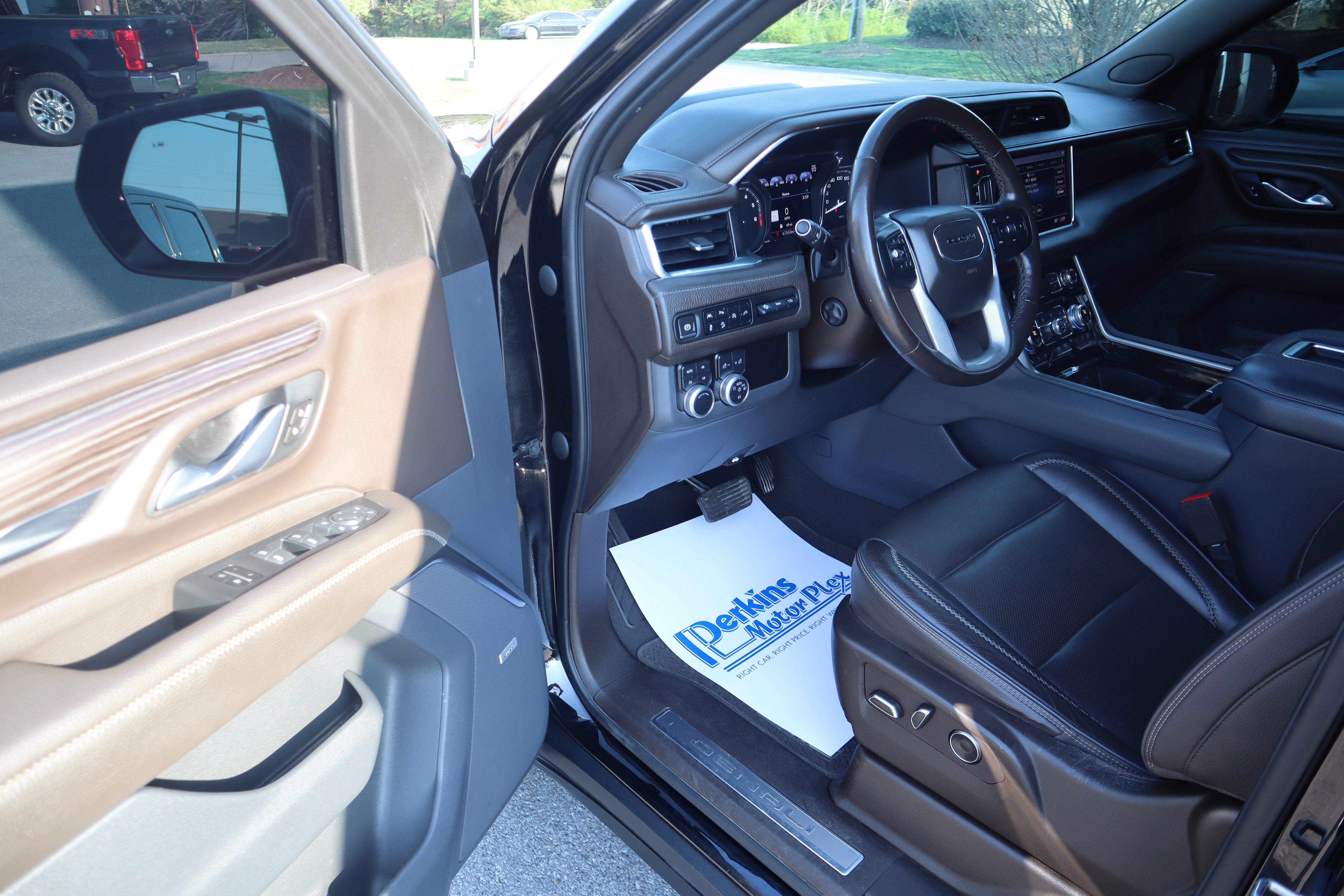 Used 2021 GMC Yukon Denali w/ Denali Premium Package image 3