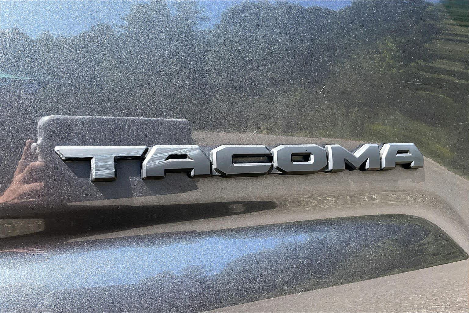 Used 2016 Toyota Tacoma TRD Off-Road w/ Premium & Technology Package AWD/4WD image 33