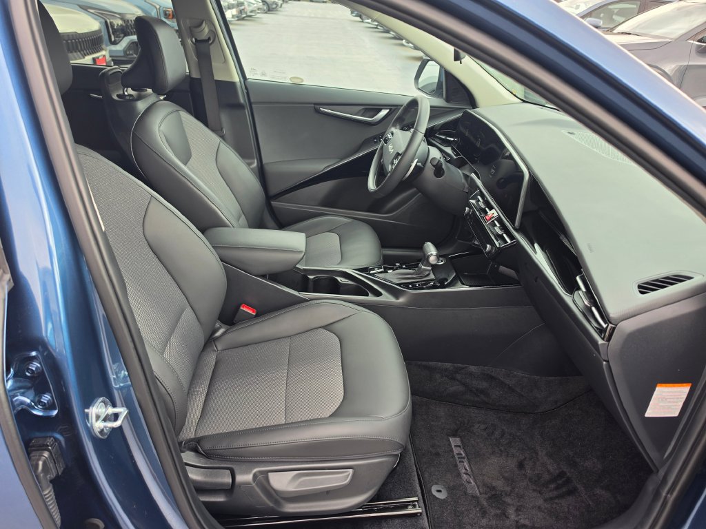 Certified 2025 Kia Niro EX FWD image 11