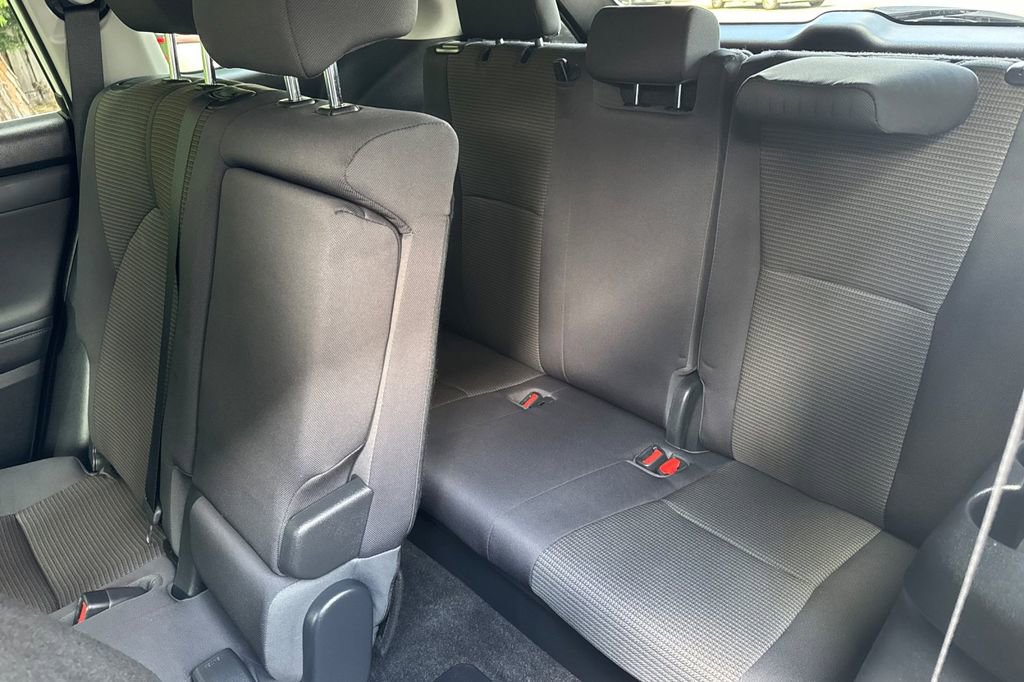 Used 2023 Toyota Highlander LE FWD image 14