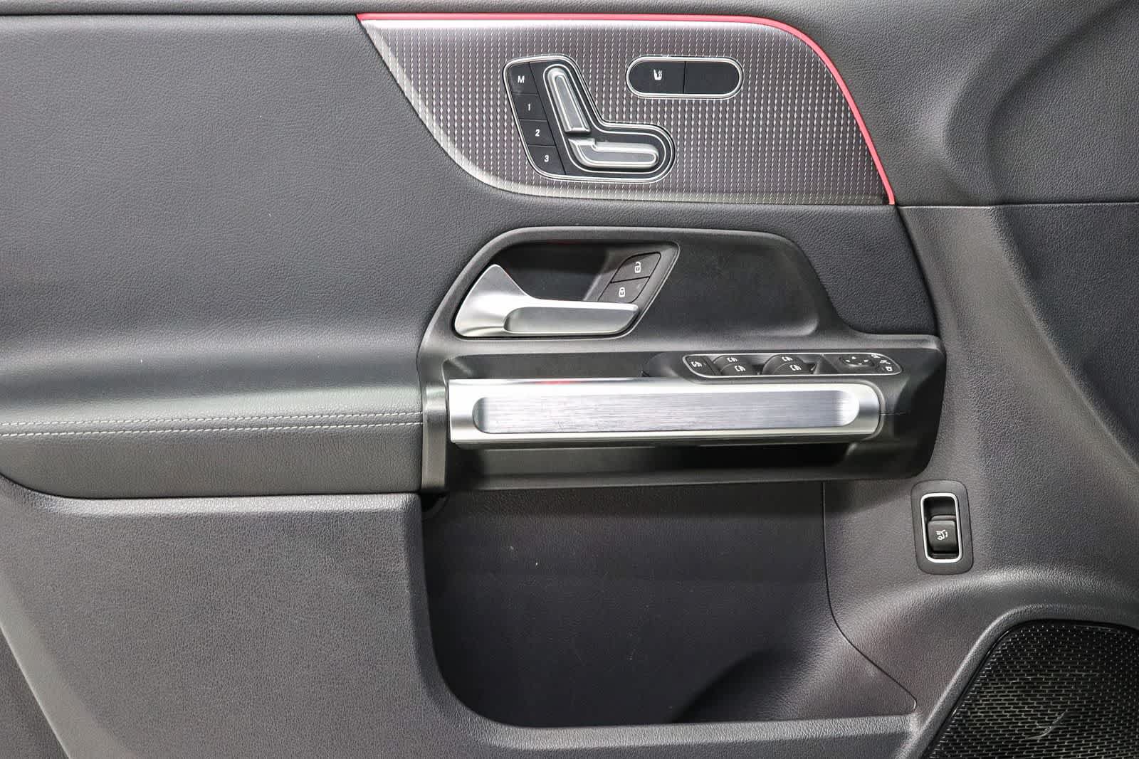 Used 2023 Mercedes-Benz EQB 300 4MATIC image 21