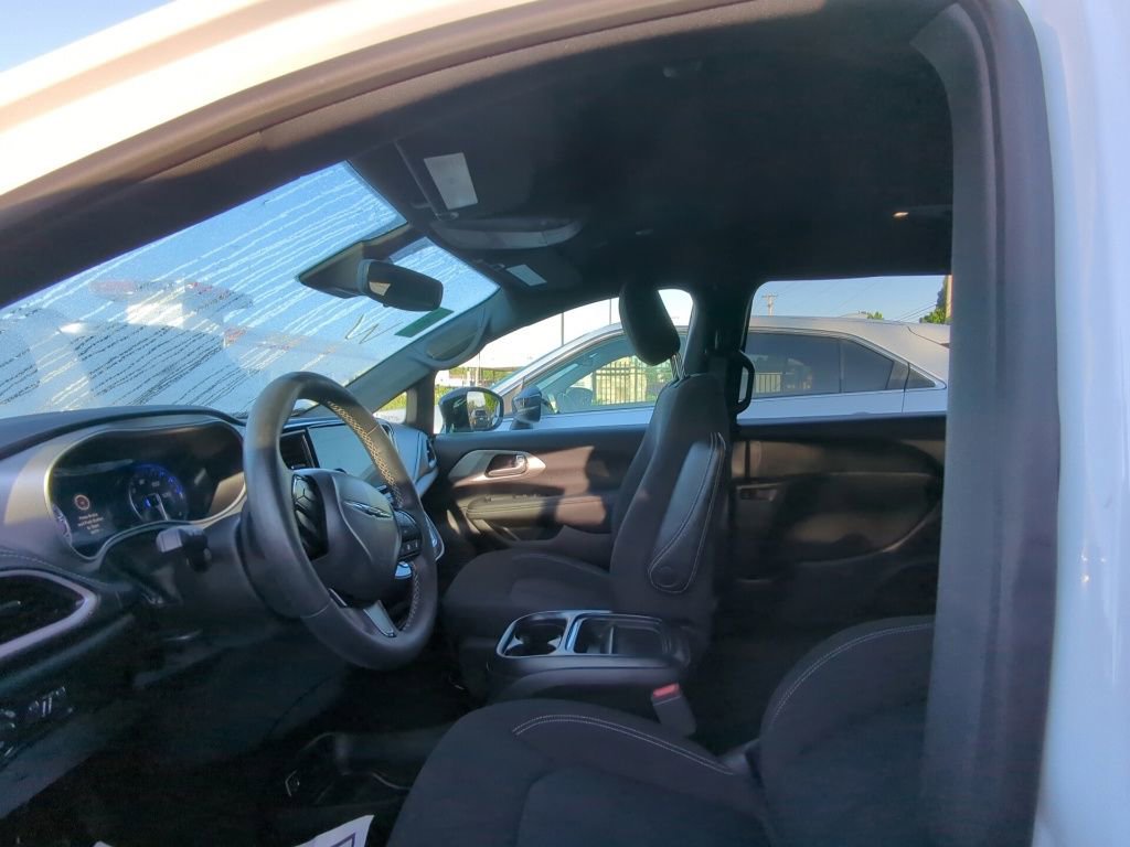 Used 2024 Chrysler Pacifica Touring FWD image 6