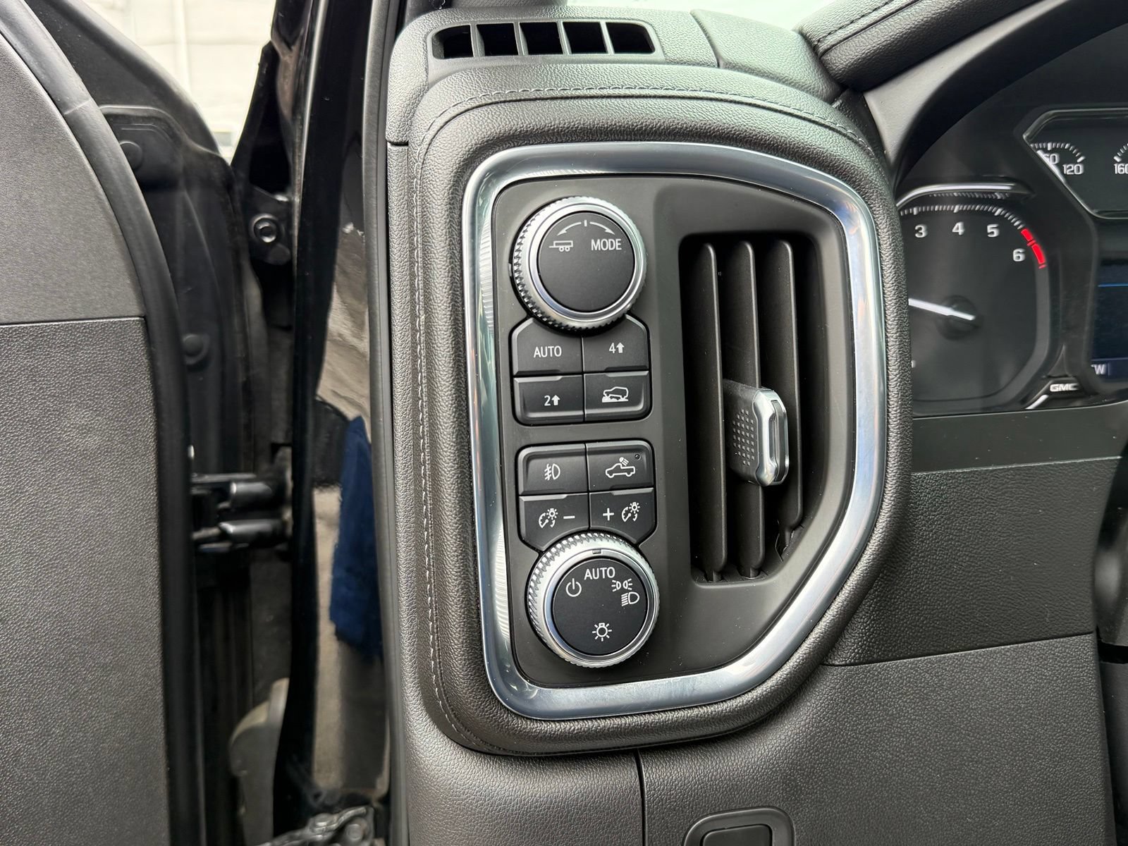 Used 2020 GMC Sierra 1500 Elevation w/ Elevation Value Package AWD/4WD image 15