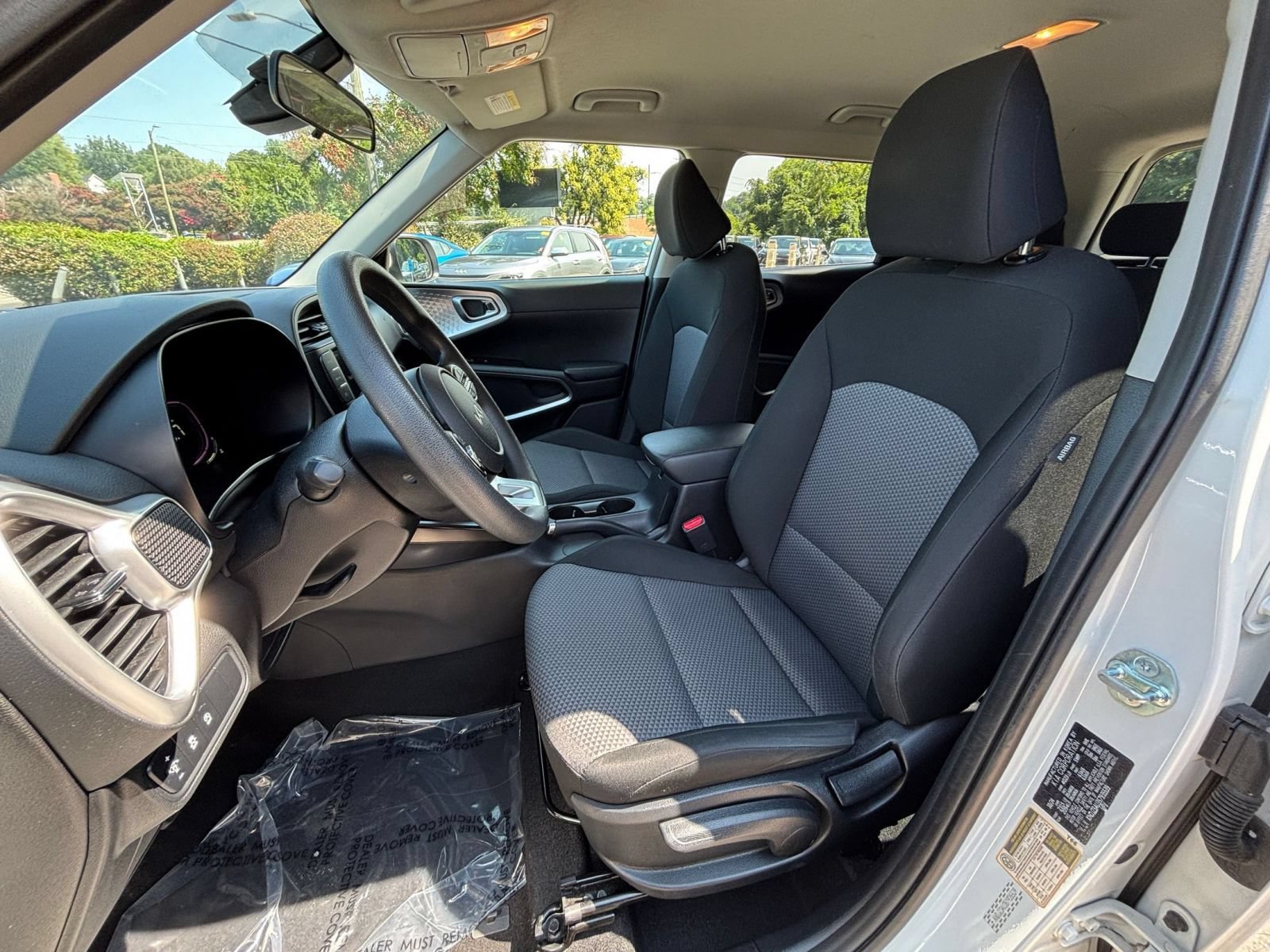 Used 2025 Kia Soul LX w/ LX Technology Package FWD image 31