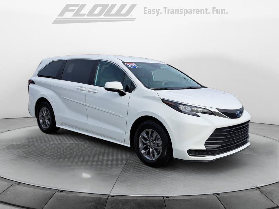 Used 2025 Toyota Sienna LE AWD/4WD image 1