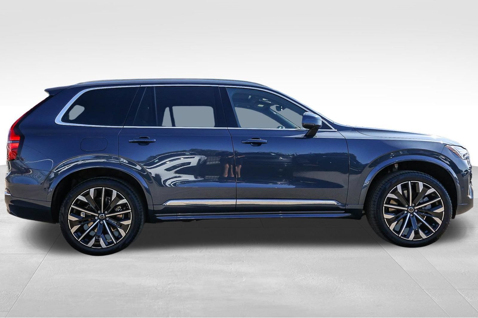 New 2026 Volvo XC90 T8 Plus w/ Protection Package Premier AWD/4WD image 4