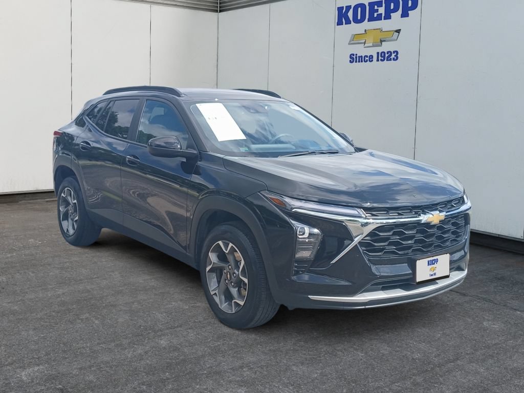 Used 2025 Chevrolet Trax LT FWD image 7