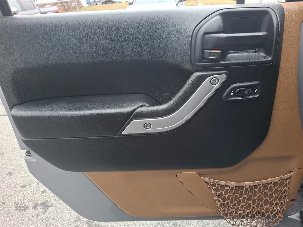 Used 2017 Jeep Wrangler Unlimited Sahara w/ Connectivity Group image 14