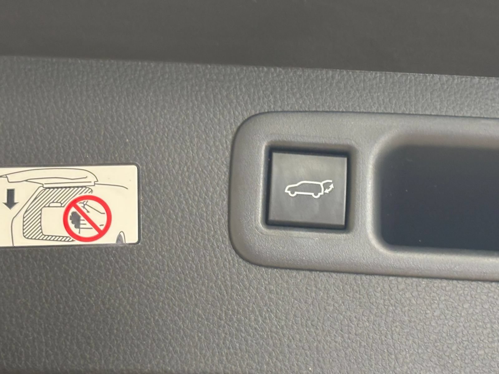 Used 2025 Toyota Highlander LE FWD image 23