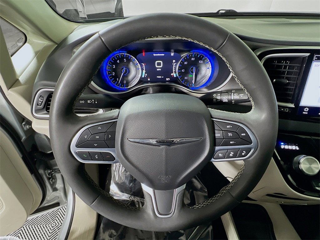 Used 2023 Chrysler Pacifica Touring-L image 11