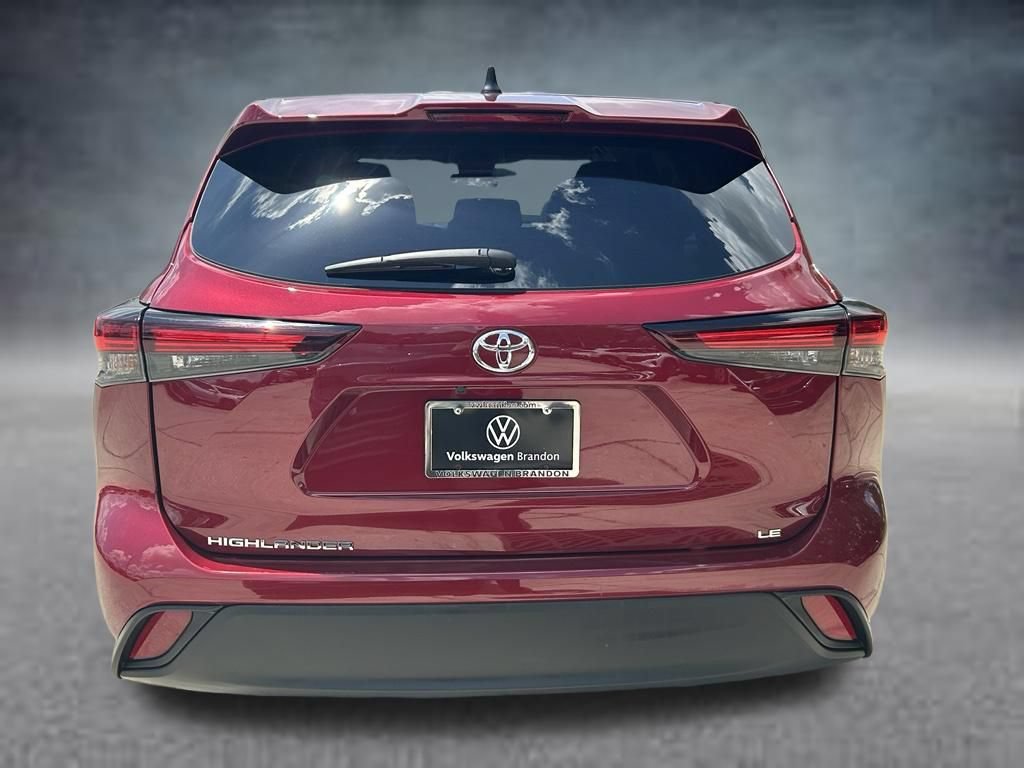 Used 2024 Toyota Highlander LE FWD image 4