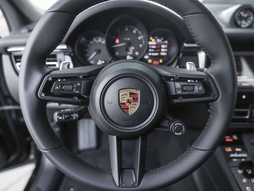 Certified 2026 Porsche Macan AWD/4WD image 17