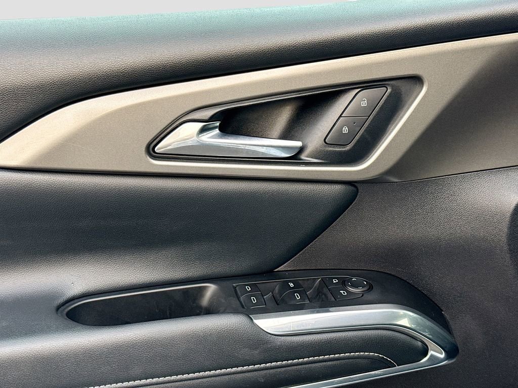 Used 2025 Chevrolet Traverse LT image 18