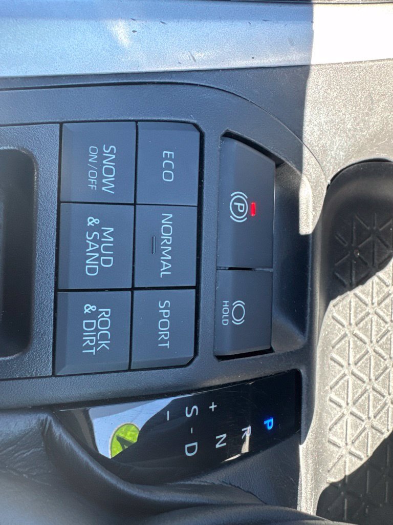 Used 2021 Toyota RAV4 LE AWD/4WD image 30