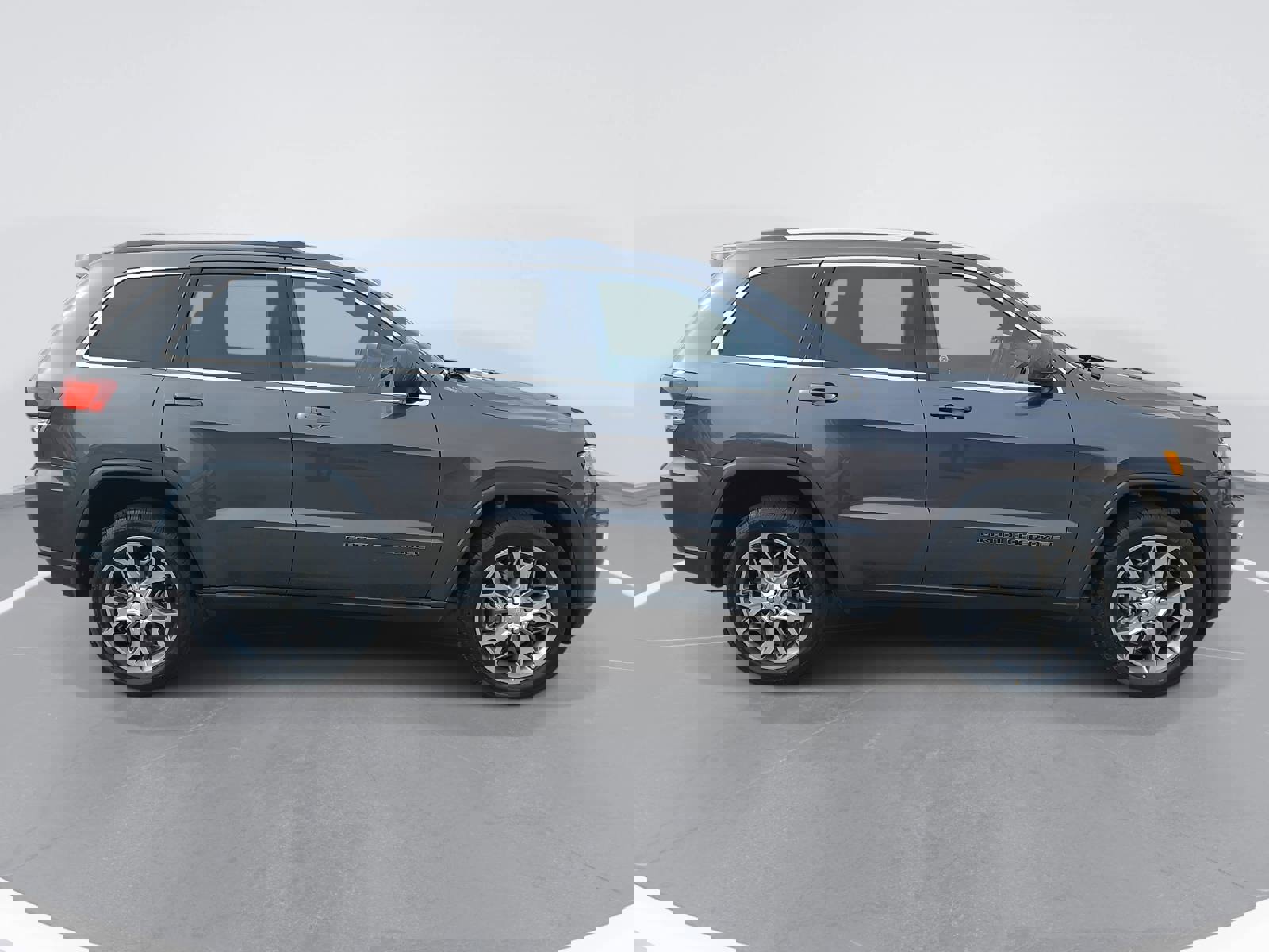 Used 2021 Jeep Grand Cherokee Laredo image 4