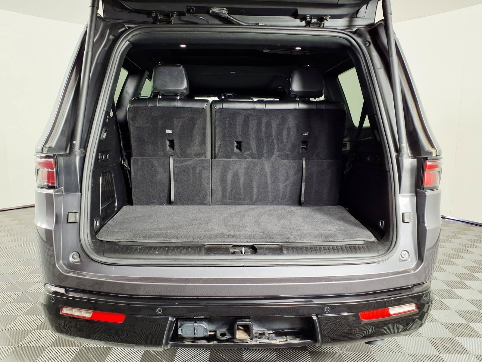 Used 2023 Jeep Wagoneer Series II AWD/4WD image 8