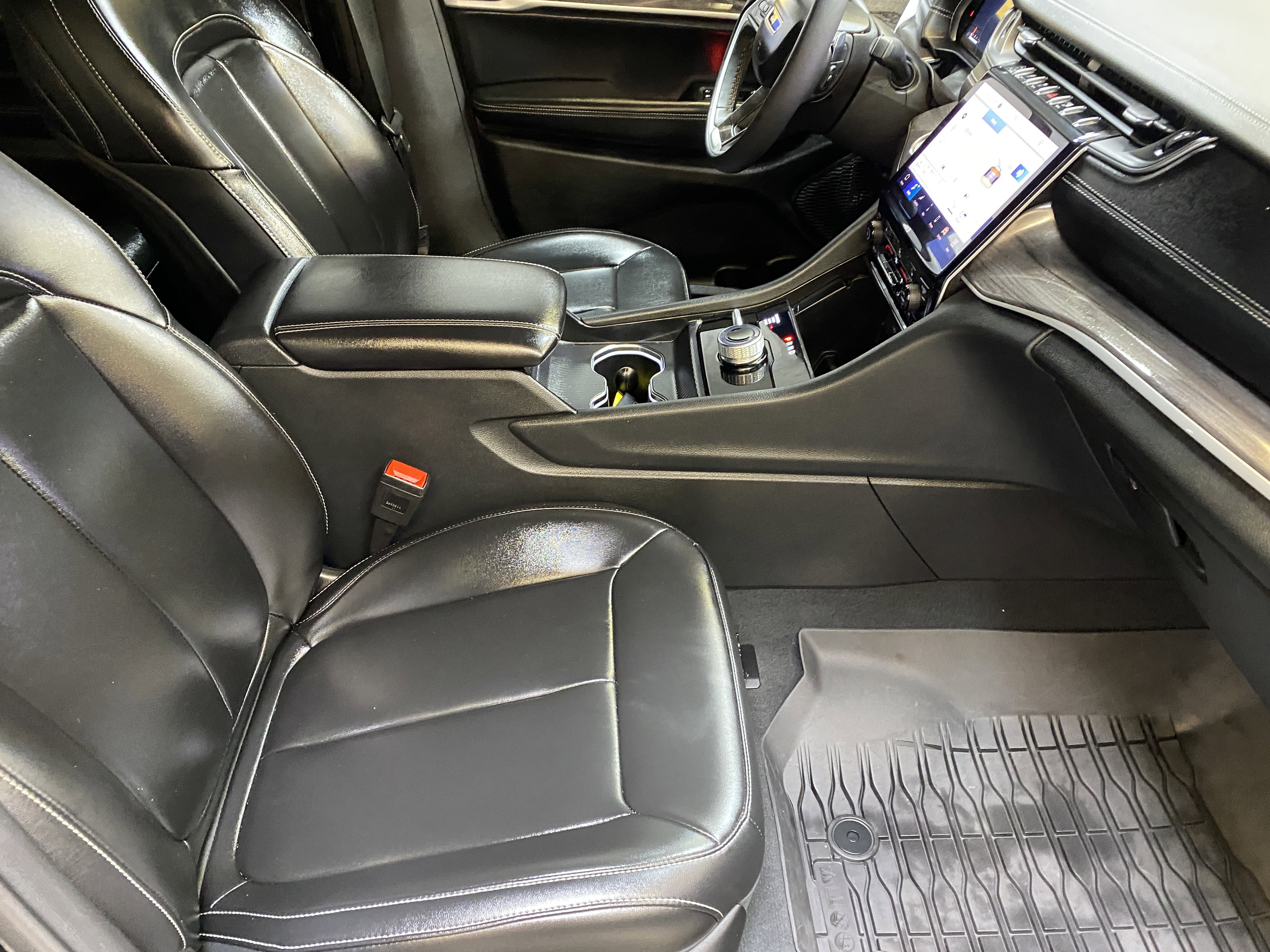 Used 2025 Jeep Grand Cherokee L Limited w/ Black Appearance Package image 26