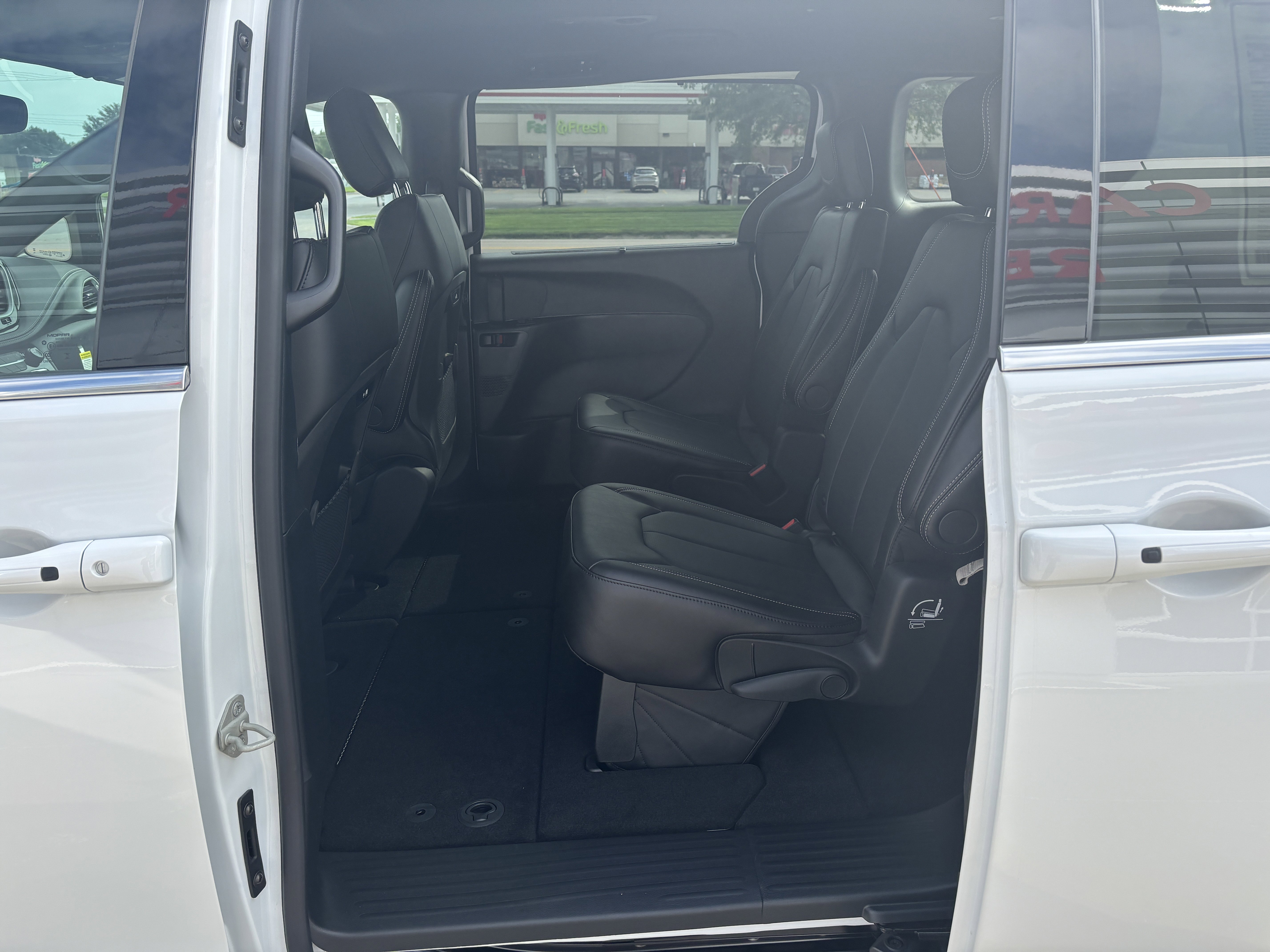 New 2026 Chrysler Pacifica Select image 12