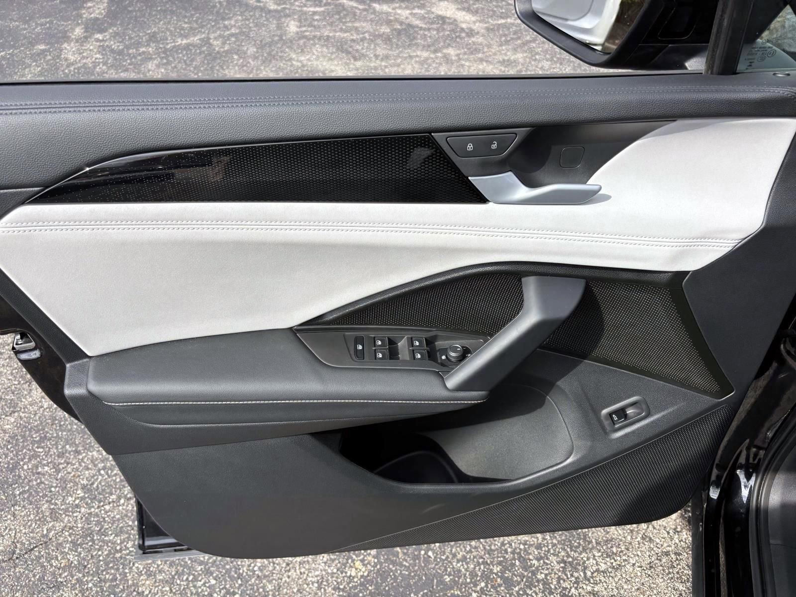 Certified 2025 Volkswagen Tiguan SE AWD/4WD image 11