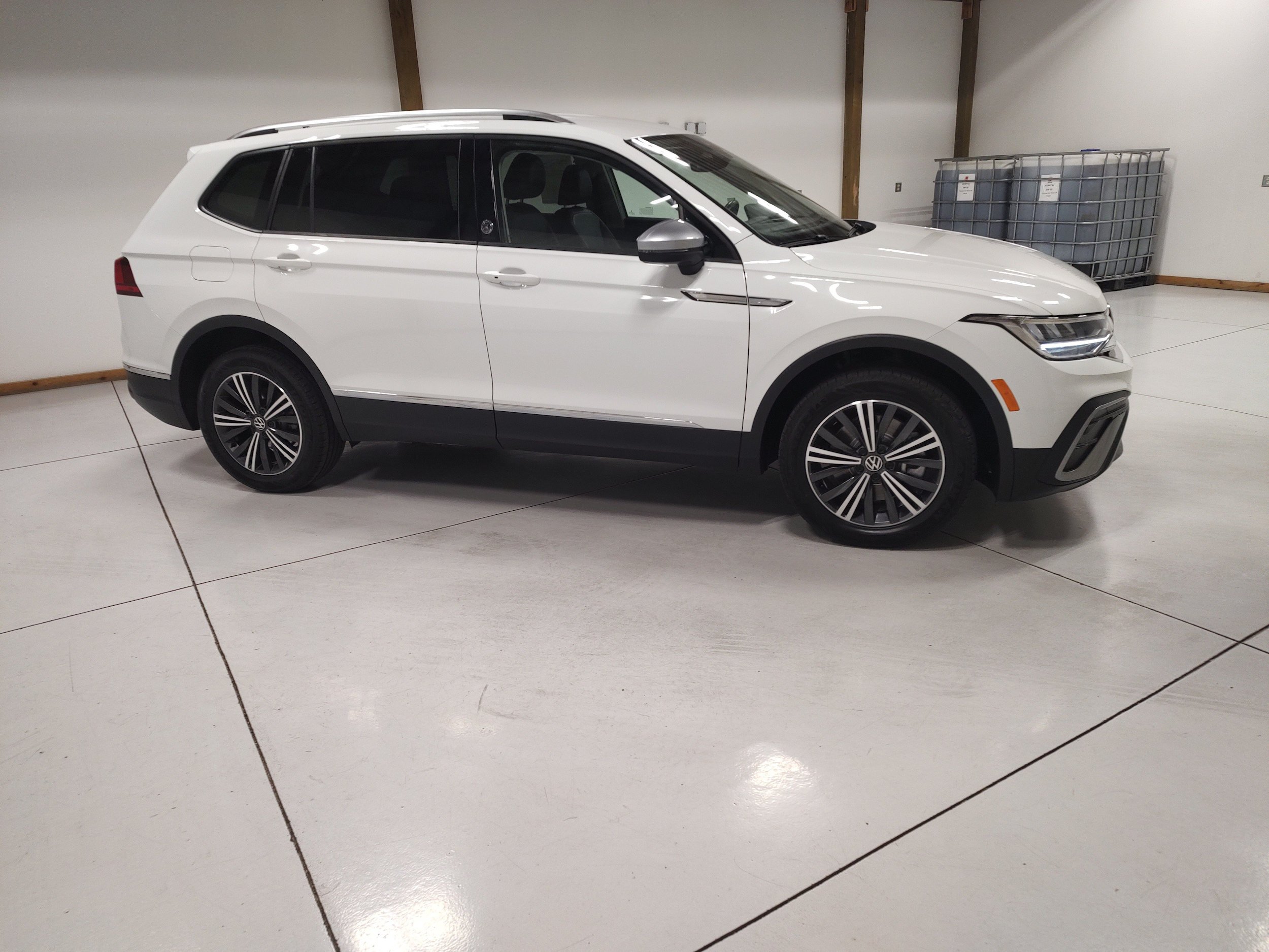 Used 2024 Volkswagen Tiguan Wolfsburg Edition AWD/4WD image 2