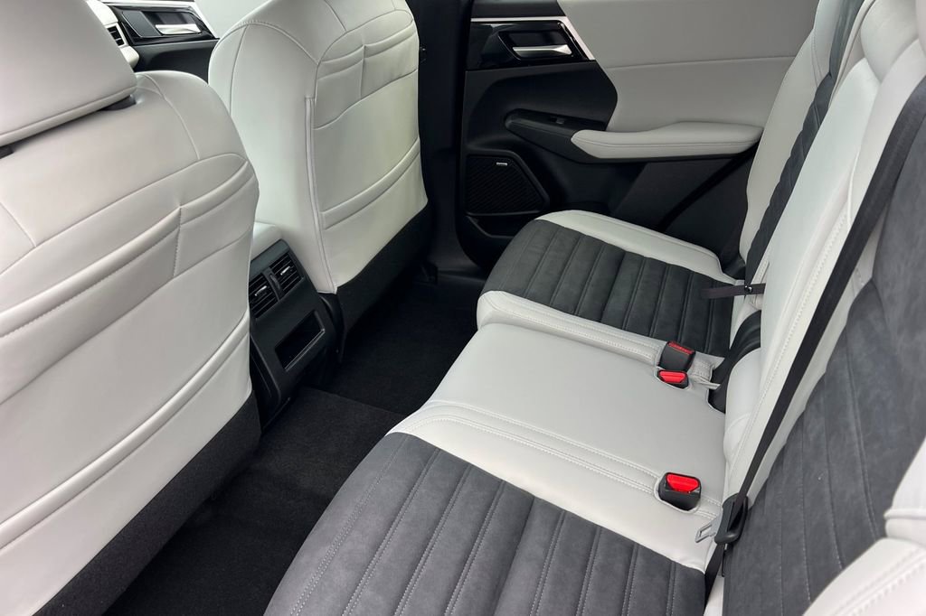 New 2026 Mitsubishi Outlander SE image 13