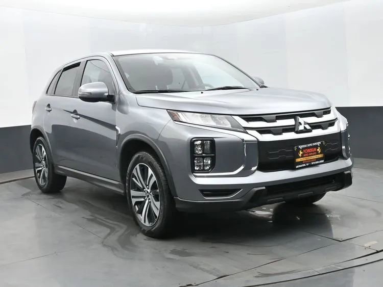 Used 2025 Mitsubishi Outlander Sport SE AWD/4WD image 2